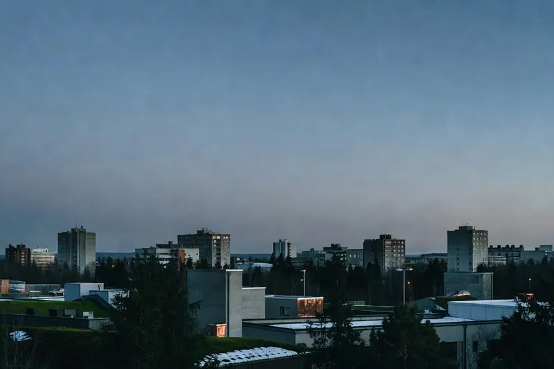 Dégradé du crépuscule au-dessus d'un horizon urbain, du bleu au gris.